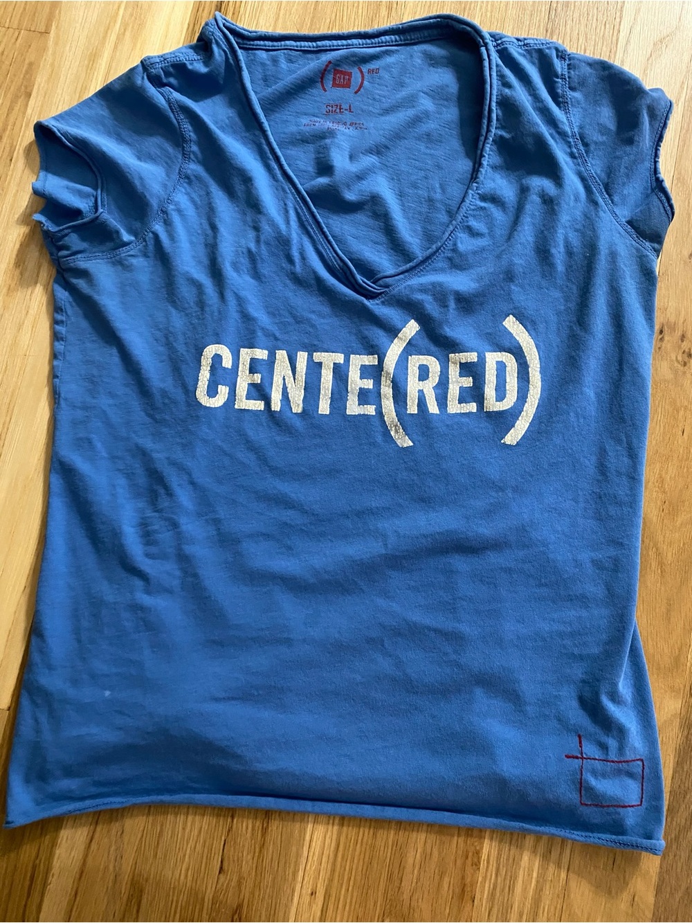 GAP Blue V‑Neck 'CENTE(RED)' Graphic Tee